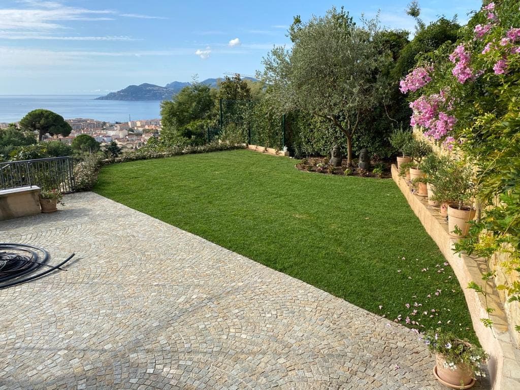 Rénovation de pelouse avec vue sur mer - Cannes - SEV Segura Espaces Verts